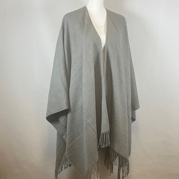 V. Fraas Chic Gray Soft Knit Fringe Wrap Shawl Ruana Blanket Scarf OS - Picture 1 of 6